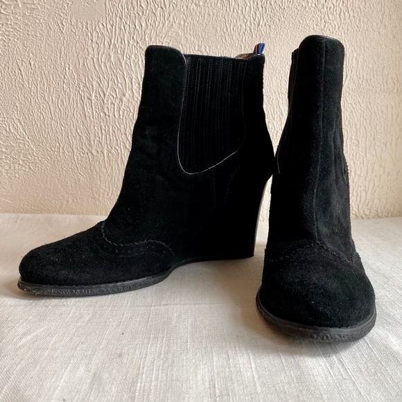 Tommy Hilfiger black suede wedge booties with brogue detailing Size 9.5 - Picture 2 of 12